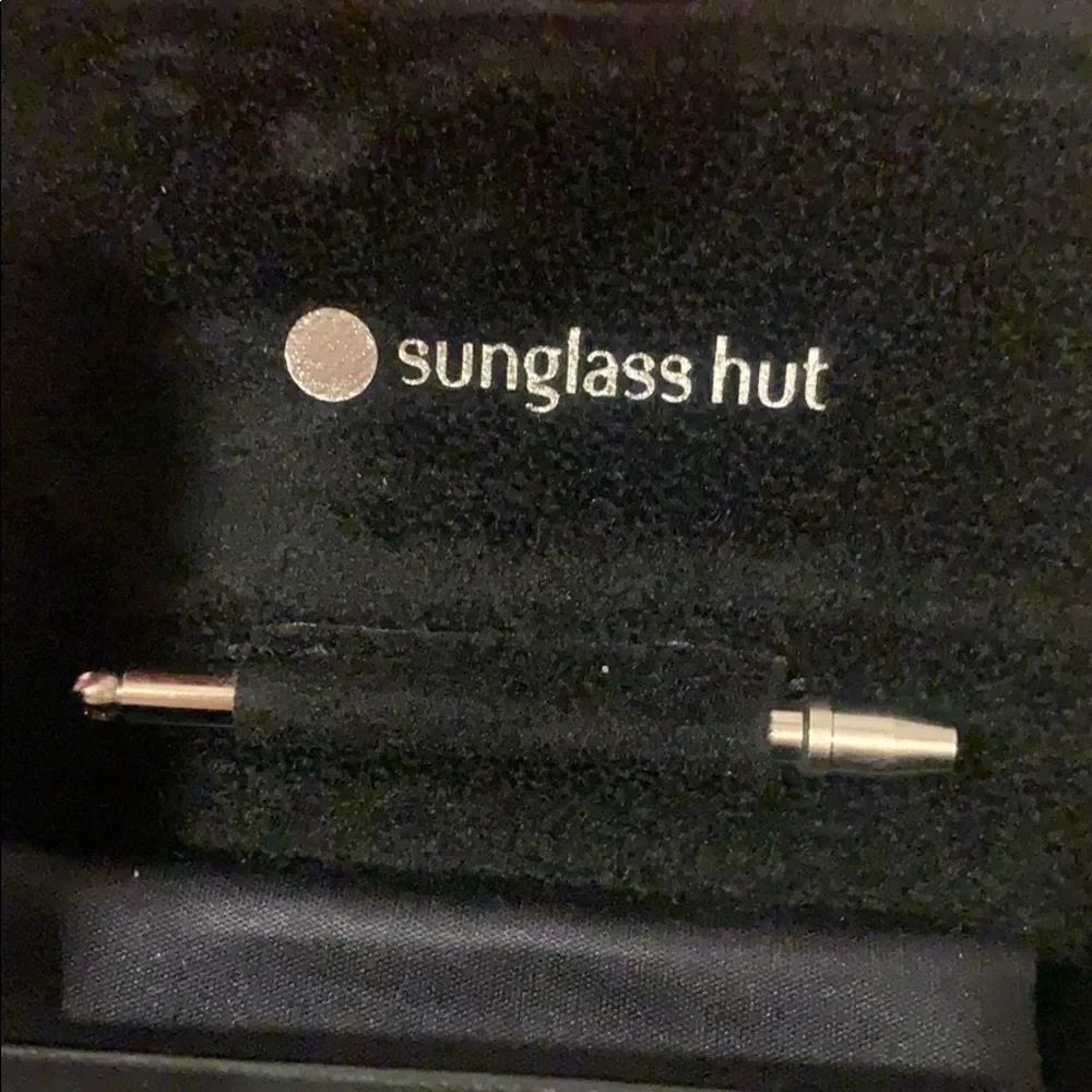 🎉1 hr sale 🎉Sunglasses hut box/cloth